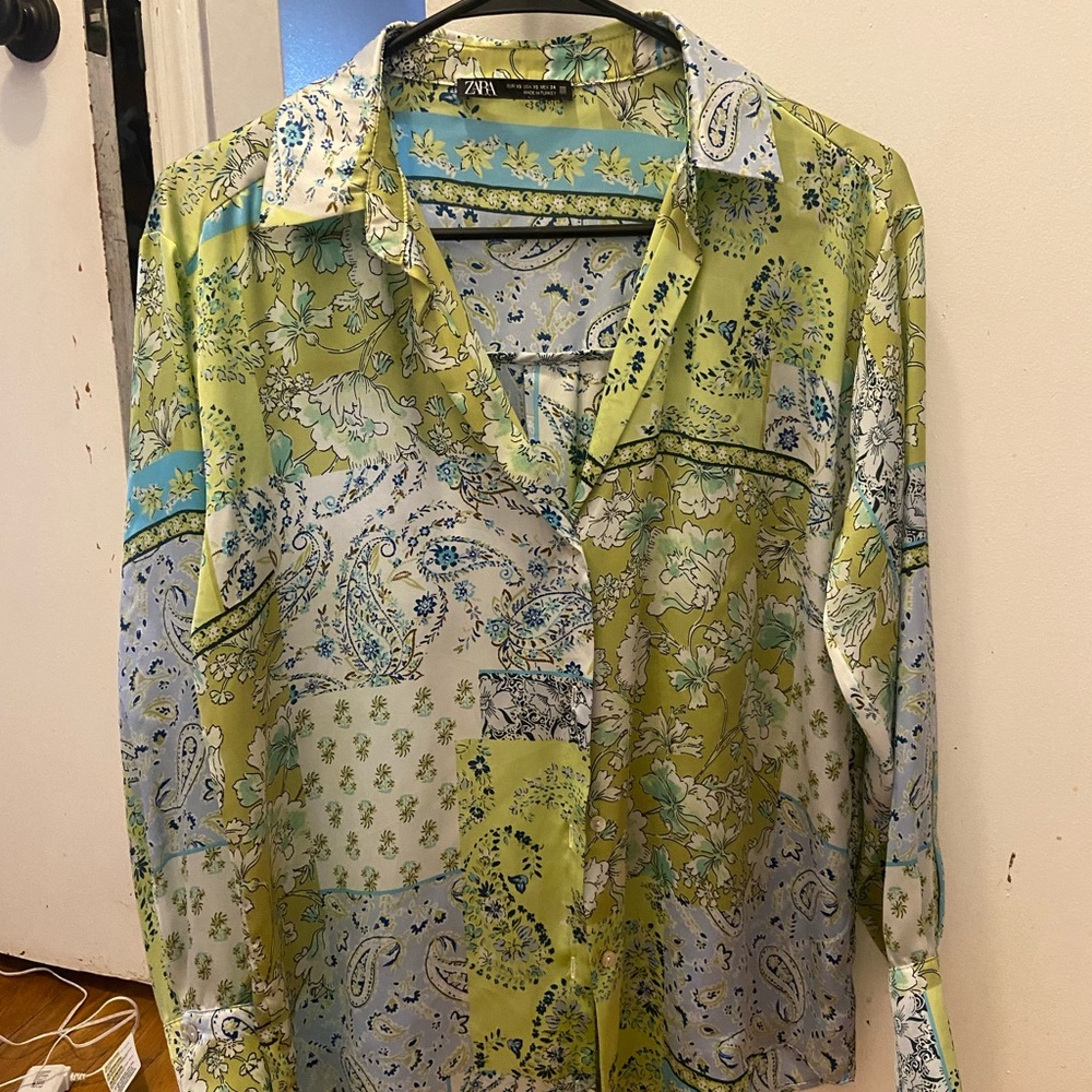 Women Zara satin feel button down blouse size xs